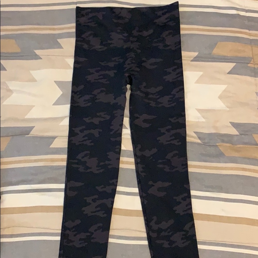 NWOT Spanx Look At Me Now Leggings - Black Camo
